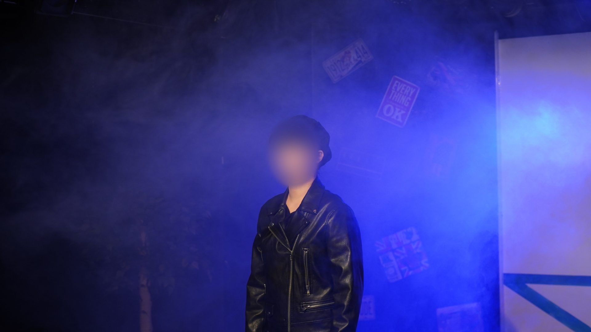 푸른 조명 아래 홀로 무대에 선 극단 SOUL 단원의 2023년 정기공연 장면입니다.