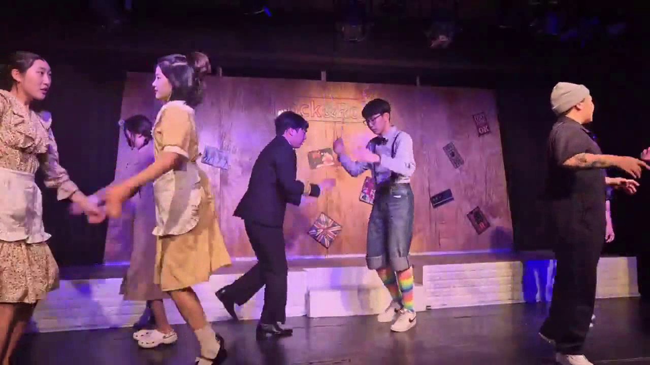 〈MIRACLE DAY〉 무대에서 배우들이 함께 춤추며 노래하는 장면입니다.