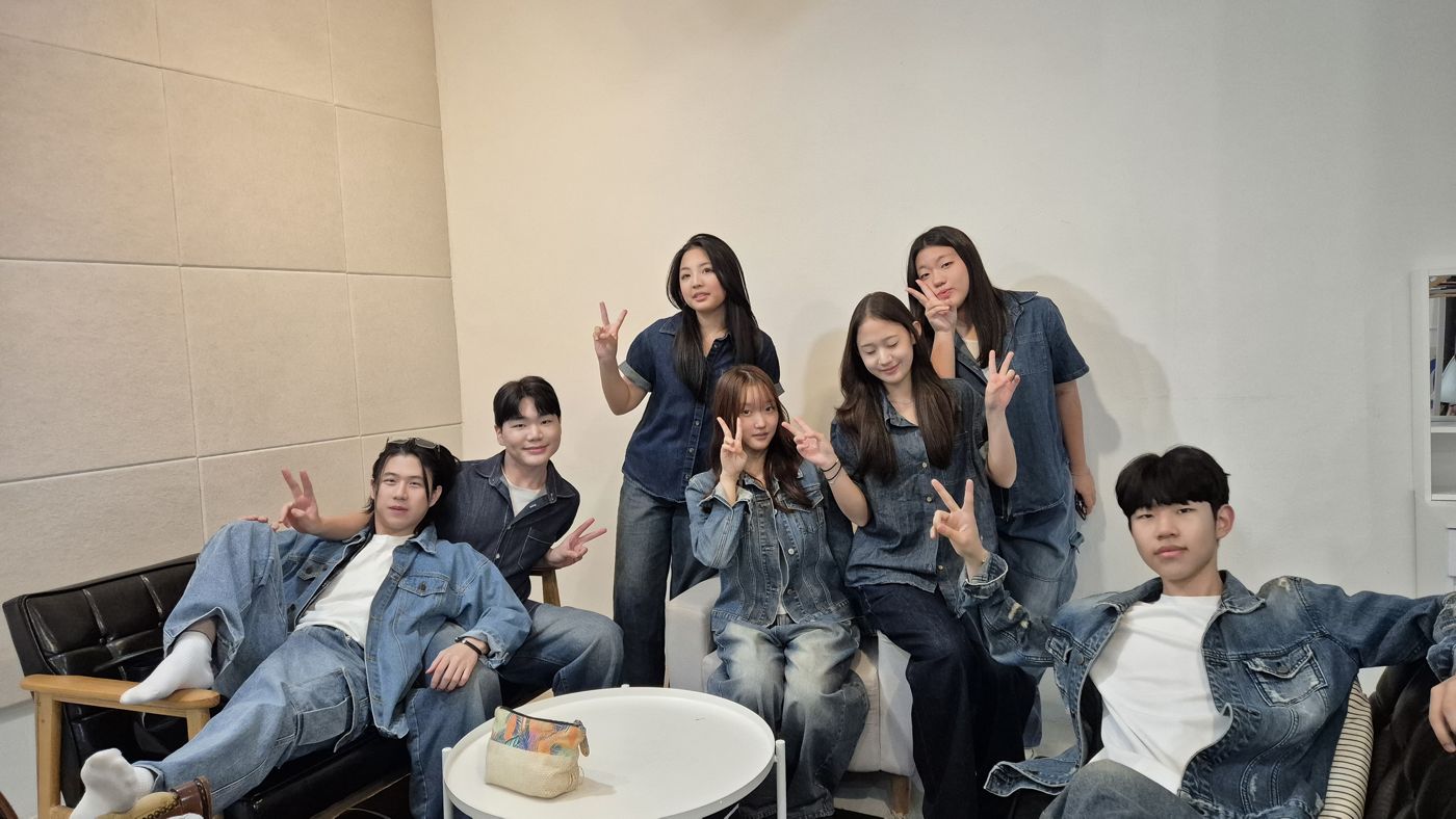 프로필 촬영 전 대기실 소파에 모여 브이를 하는 극단 SOUL 배우들