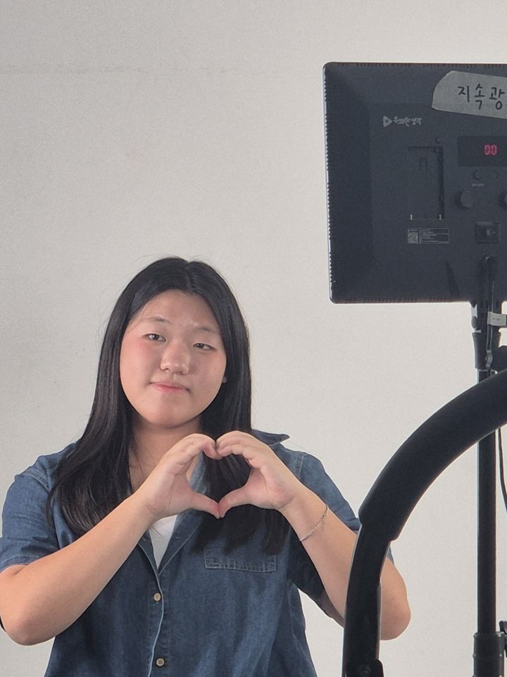 손으로 하트를 만드는 배우의 개인 프로필 촬영