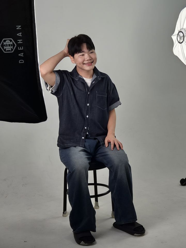 머리에 손을 올리고 웃는 배우의 개인 프로필 촬영