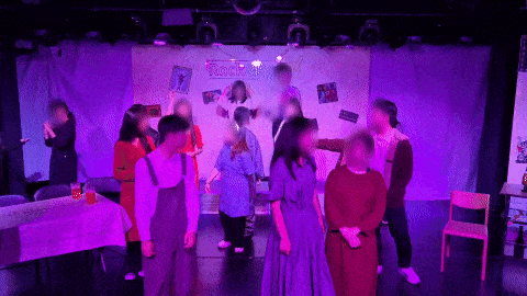 극단 SOUL 공연 장면, 무대 위 앙상블